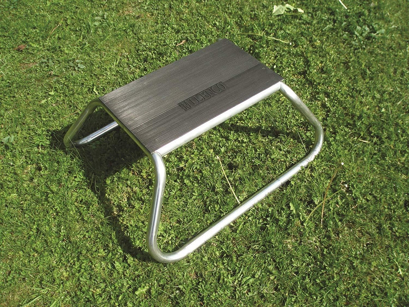 Milenco Aluminium Single Step with rubber tread, photographed on grass