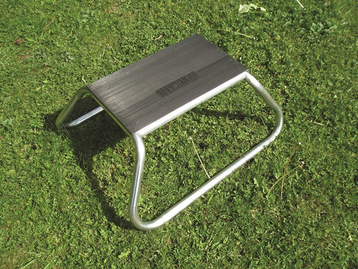Milenco Aluminium Single Step with rubber tread, photographed on grass